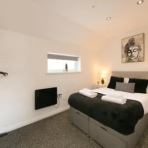 Stylish With Private Garden! Near City Centre - Contractors, Relocators, Tourists Apartment