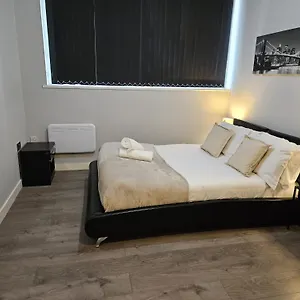 Nariken Apartments, Center Apartment