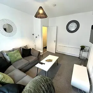 Spacious Two Bedroom Flat In Apartment