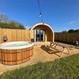 Lois' Pod With Hot Tub, Near Airport Campsite